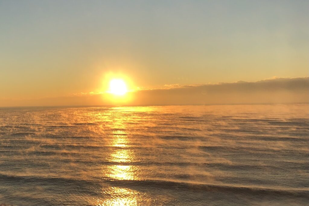 朝日が海面を照らす静かな風景